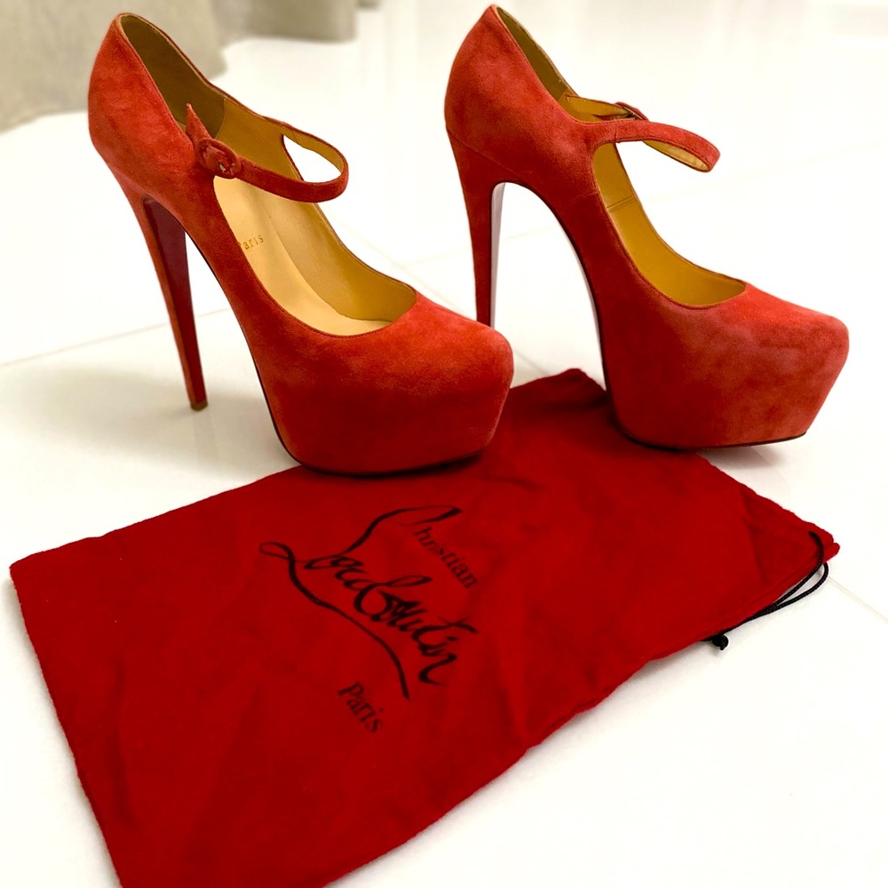Classic Lady Daffodil heels in a perfect suede pink for spring and summer!!
